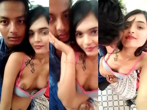 Hot girlfriend flashing her boob and kiss exclusive
